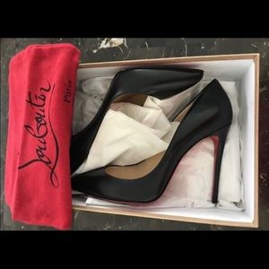 BLACK CHRISTIAN LOUBOUTINS - LIKE NEW (Sz 39)